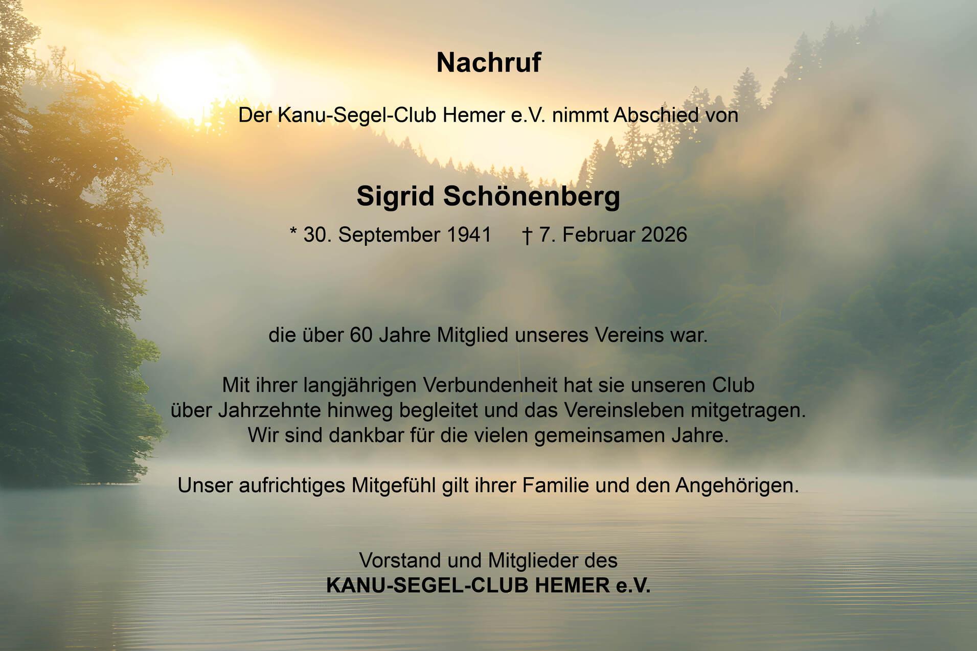 Nachruf auf Sigrid Schönenberg, unterlegt mit einer nebligen Waldlandschaft am Wasser, Betroffene des Vereins Kanu-Segel-Club Hemer e.V.