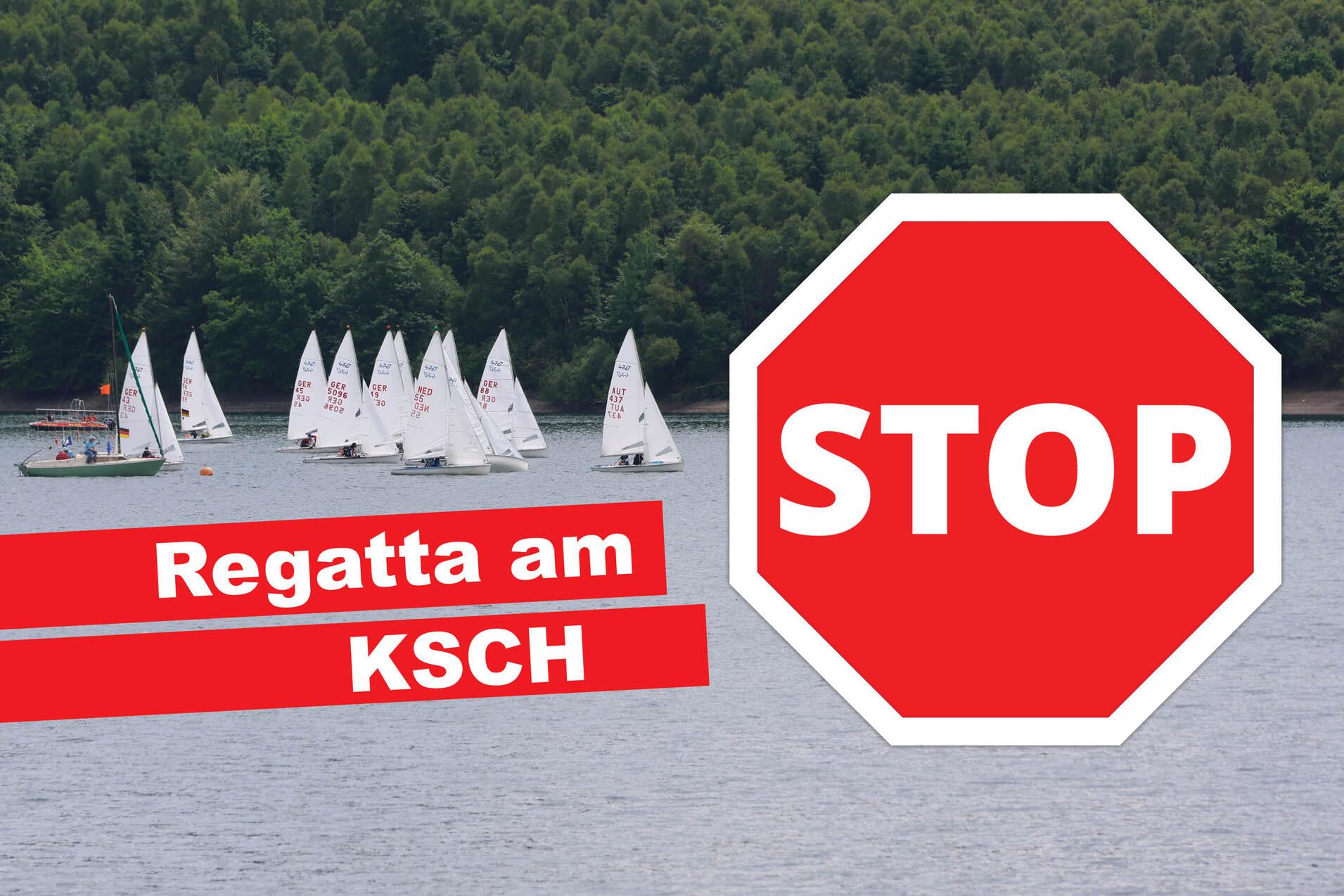 Regatta mit Segelbooten auf einem Gewässer, im Vordergrund ein rotes STOP-Schild und der Text „Regatta am KSCH“.